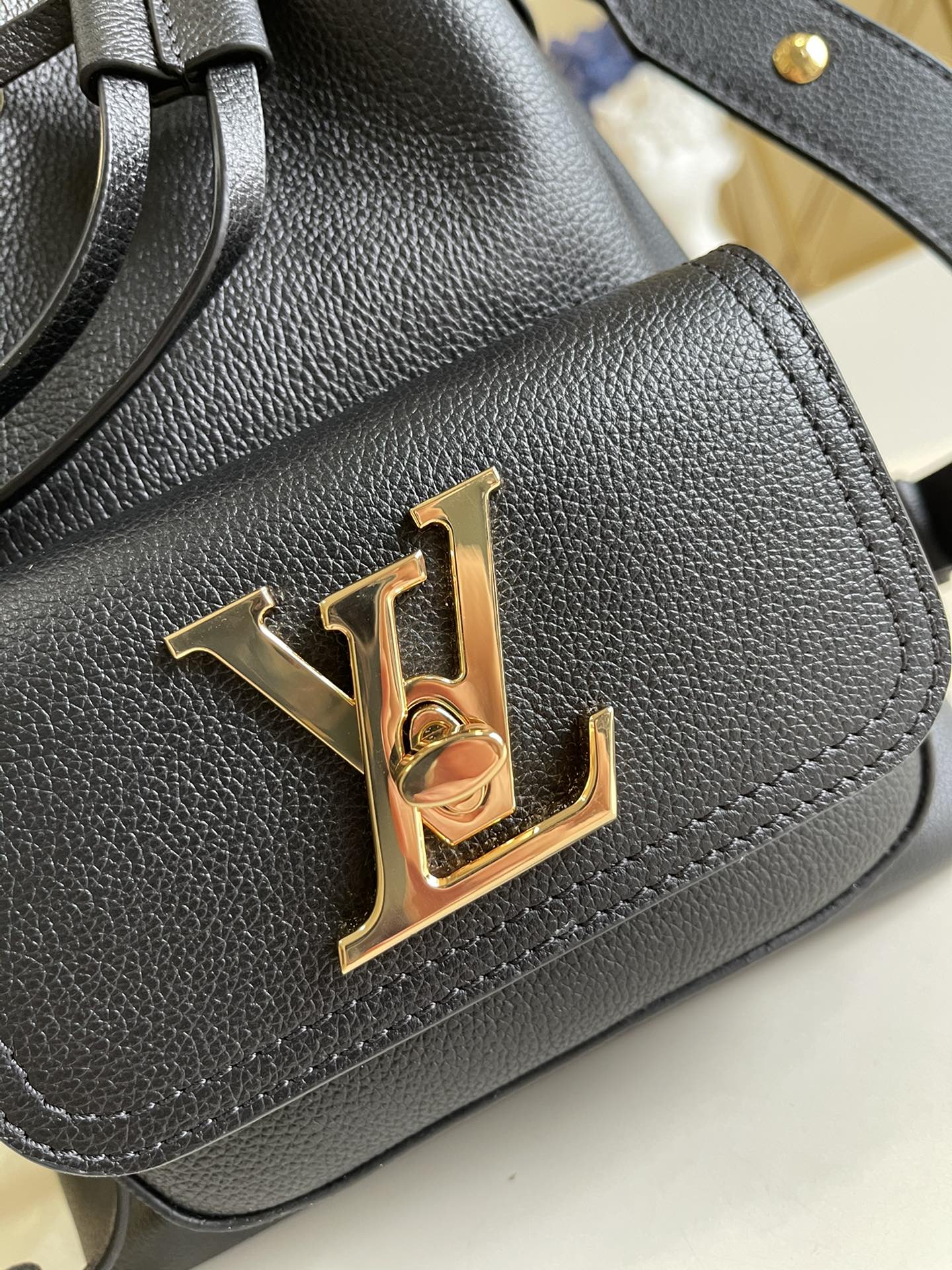 LOUIS VUITTON LV LOCKME BUCKET 23 BLACK GRAINED CALF SKIN