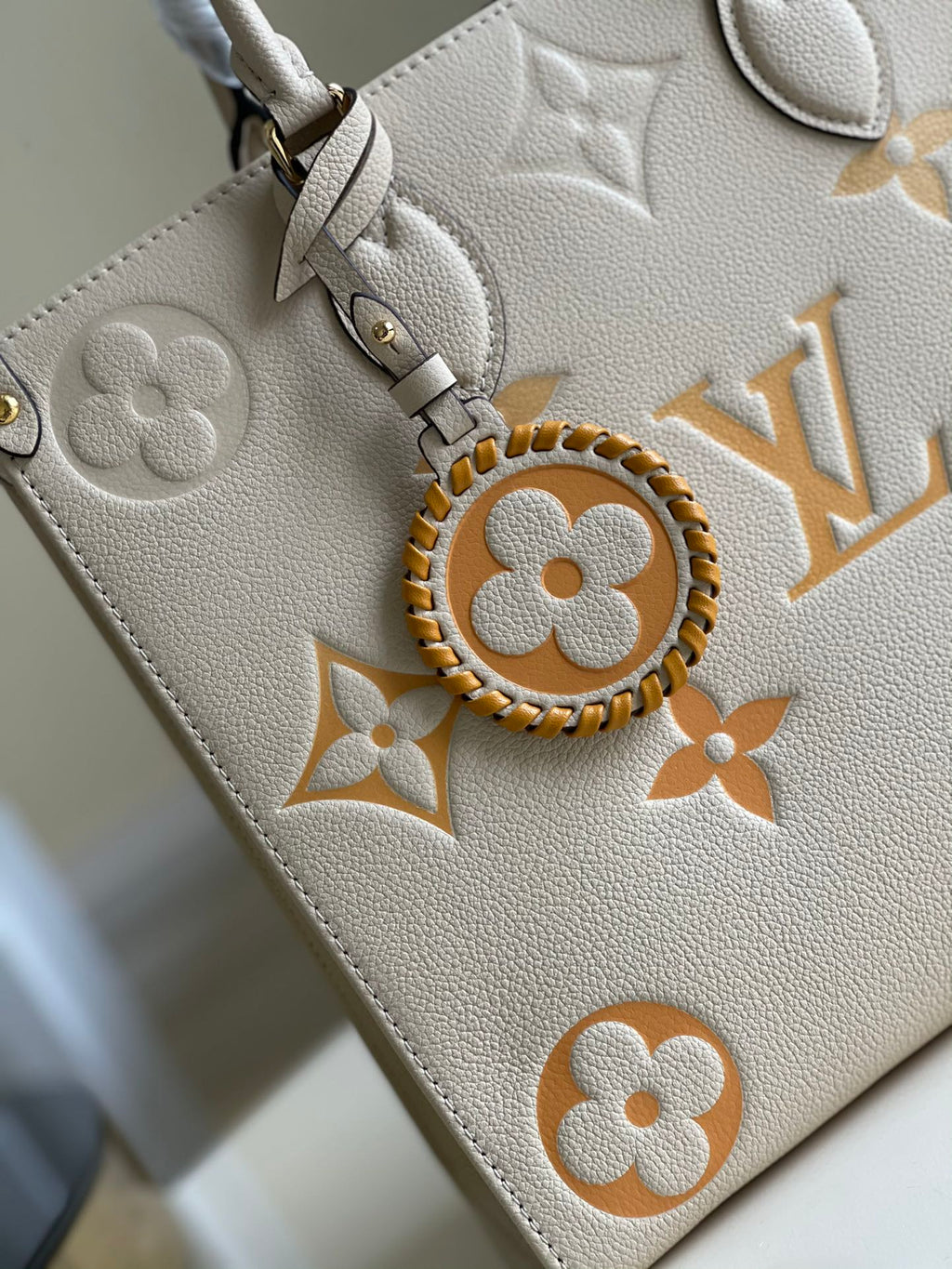 LOUIS VUITTON LV ONTHEGO MM 35 CREAM COWHIDE-LEATHER TRIM