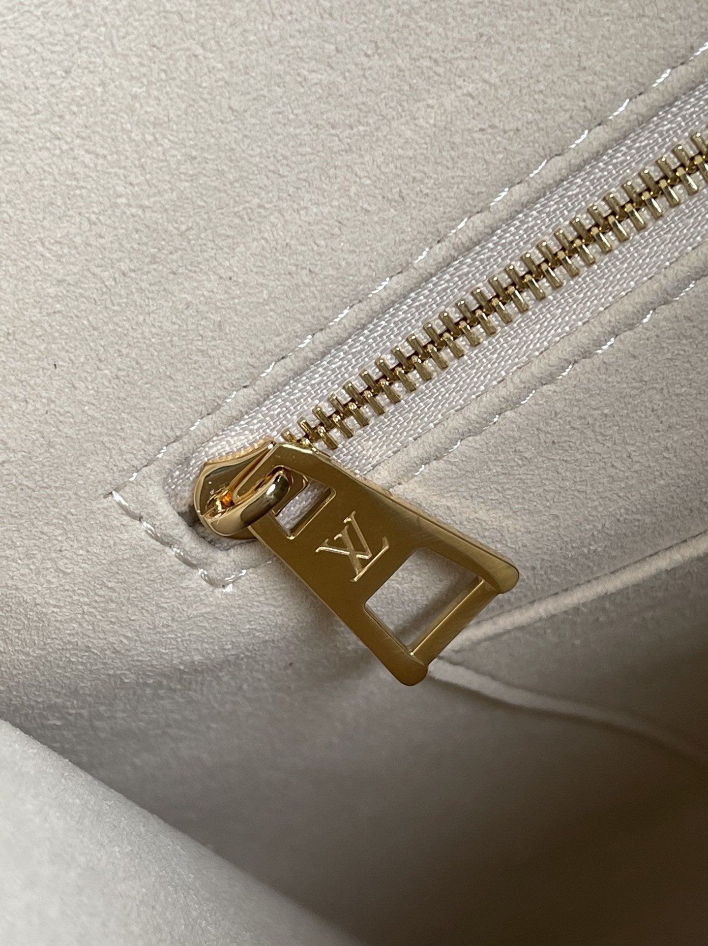 LOUIS VUITTON LV ONTHEGO MM 35 CREAM COWHIDE-LEATHER TRIM
