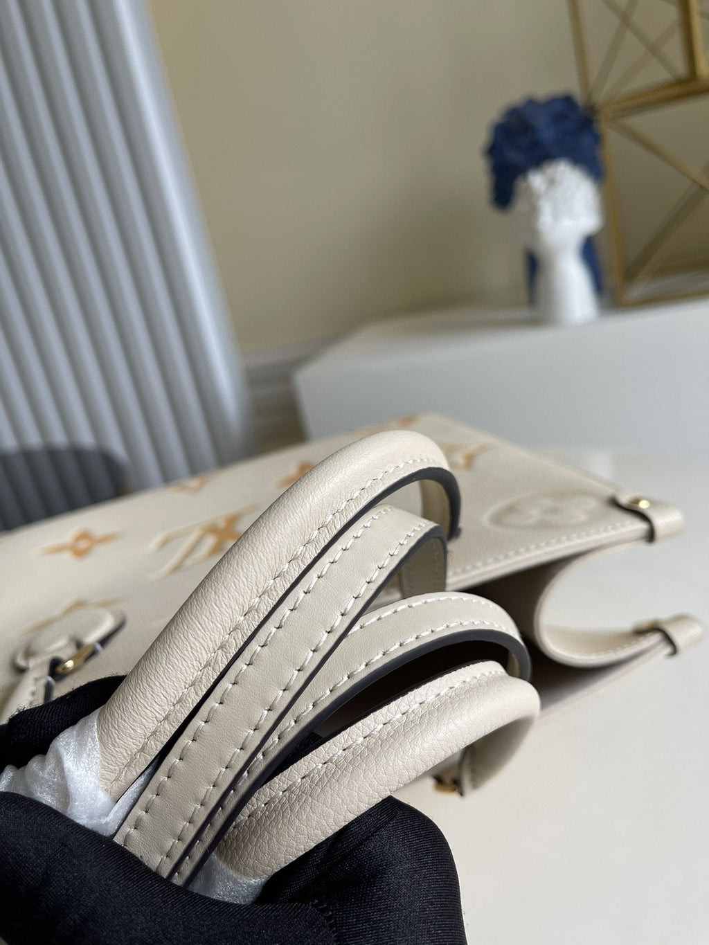 LOUIS VUITTON LV ONTHEGO MM 35 CREAM COWHIDE-LEATHER TRIM