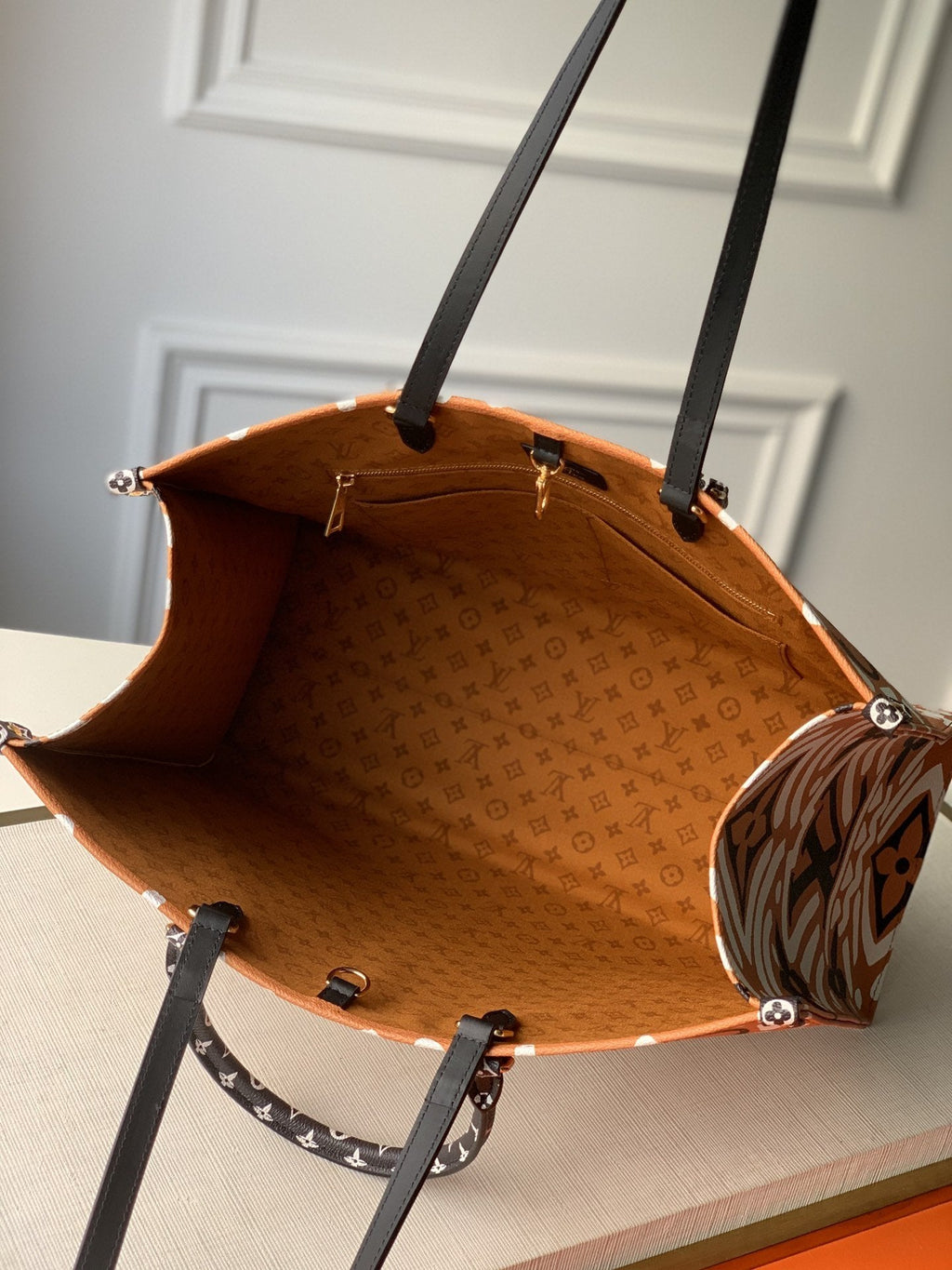 LOUIS VUITTON CRAFTY ONTHEGO GM 41 CARAMEL AND CREAM MONOGRAM GIANT CANVAS