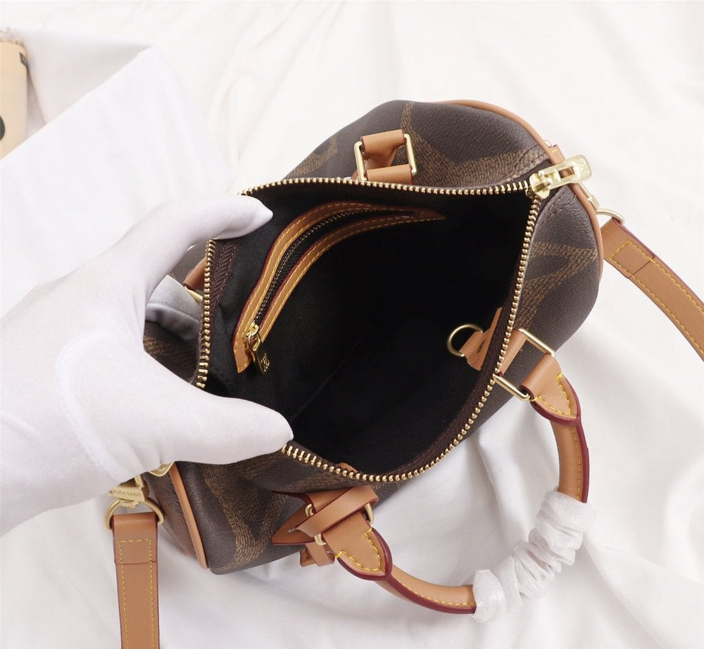 LOUIS VUITTON SPEEDY BANDOULIERE 25 GIANT MONOGRAM CANVAS