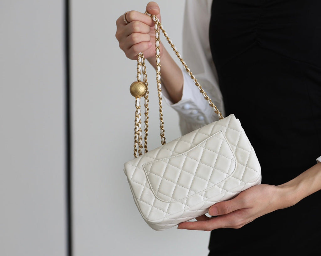 CHANEL FLAP BAG 20CM WHITE LAMBSKIN GOLD HARDWARE