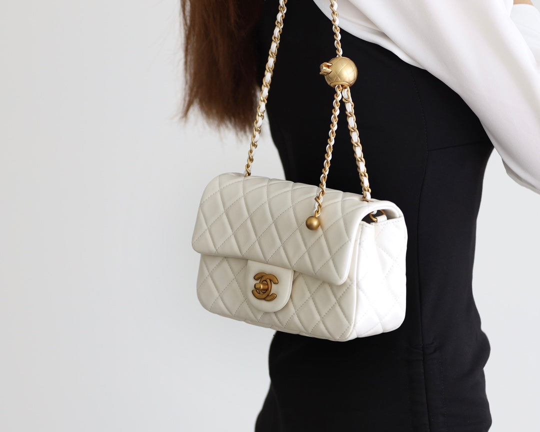 CHANEL FLAP BAG 20CM WHITE LAMBSKIN GOLD HARDWARE