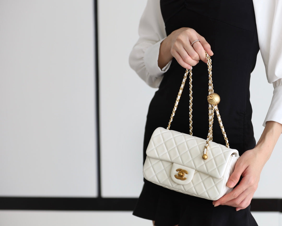 CHANEL FLAP BAG 20CM WHITE LAMBSKIN GOLD HARDWARE