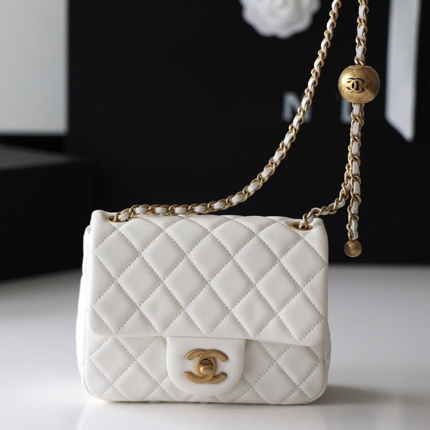 CHANEL FLAP BAG 17CM WHITE LAMBSKIN GOLD HARDWARE