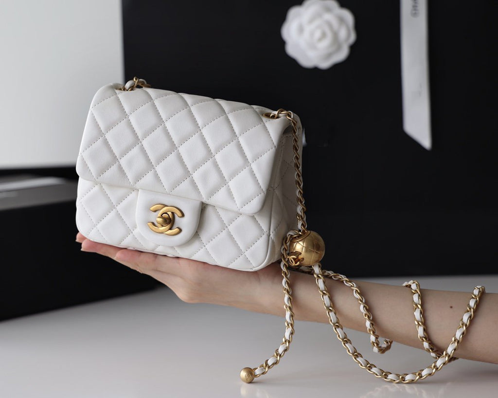 CHANEL FLAP BAG 17CM WHITE LAMBSKIN GOLD HARDWARE