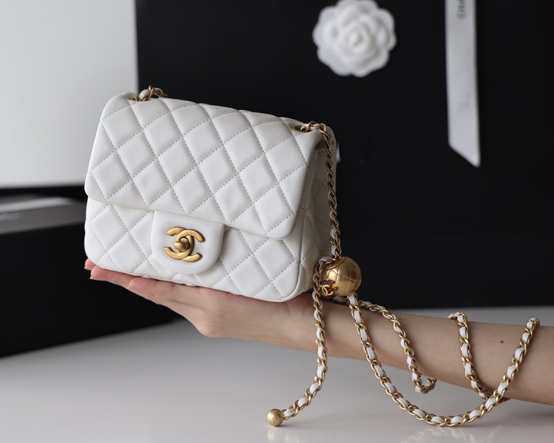 CHANEL FLAP BAG 17CM WHITE LAMBSKIN GOLD HARDWARE