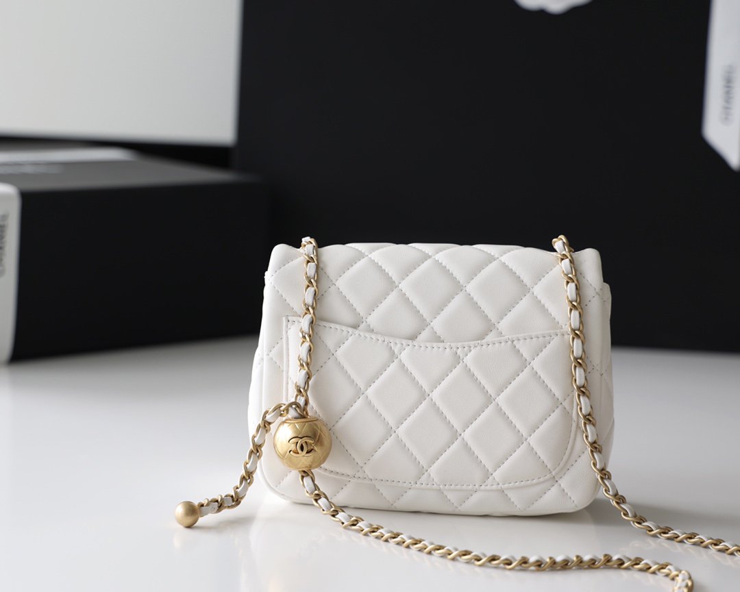 CHANEL FLAP BAG 17CM WHITE LAMBSKIN GOLD HARDWARE