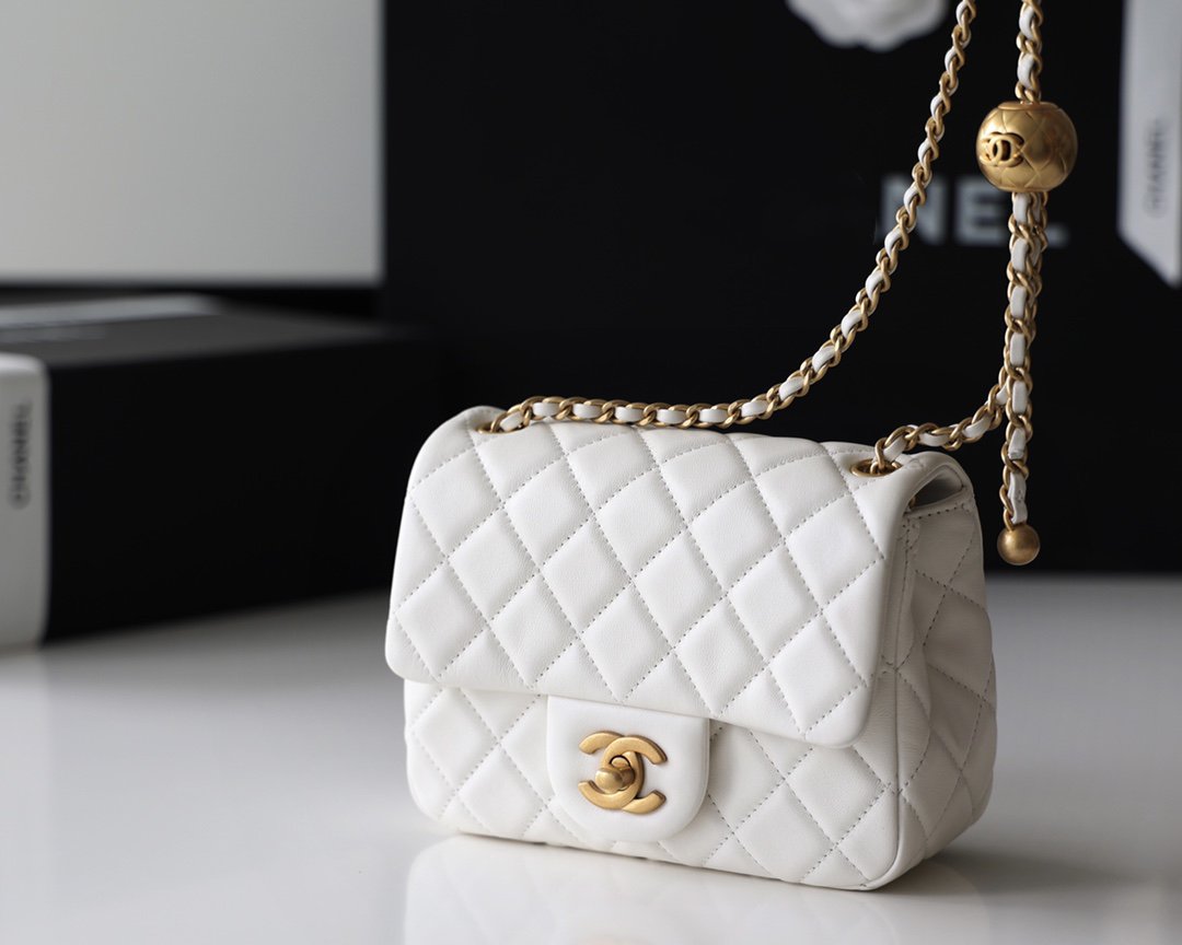 CHANEL FLAP BAG 17CM WHITE LAMBSKIN GOLD HARDWARE