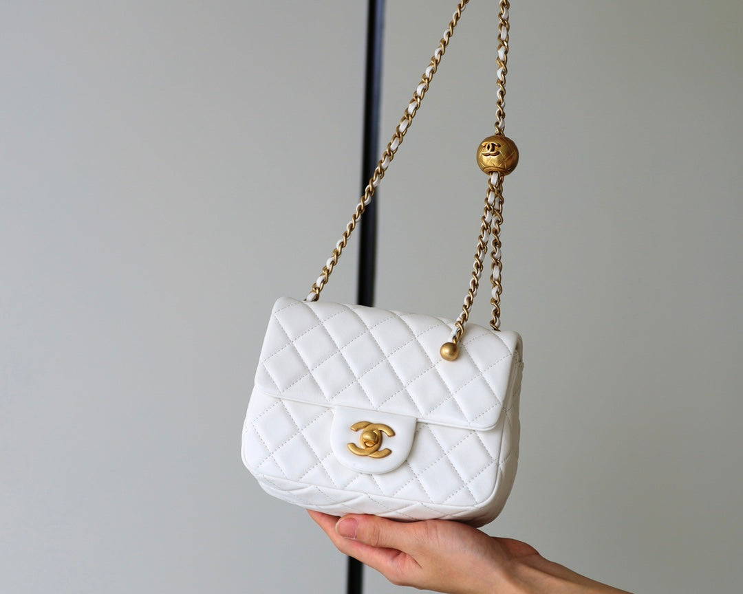 CHANEL FLAP BAG 17CM WHITE LAMBSKIN GOLD HARDWARE