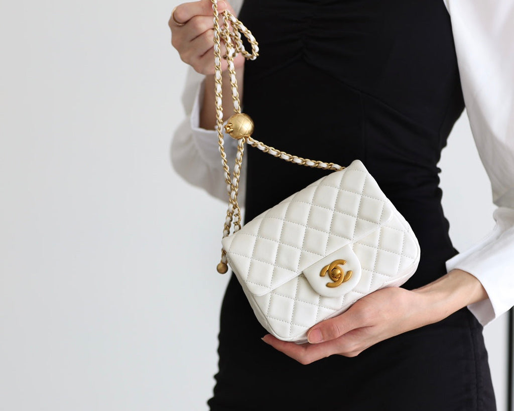 CHANEL FLAP BAG 17CM WHITE LAMBSKIN GOLD HARDWARE