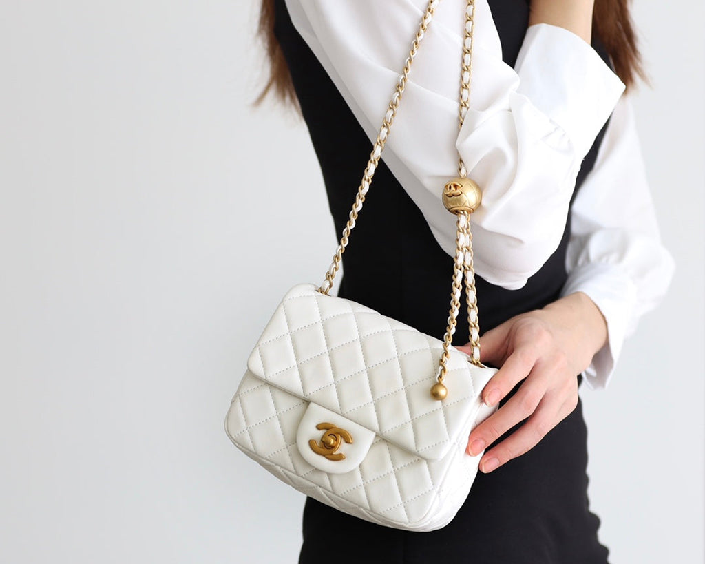 CHANEL FLAP BAG 17CM WHITE LAMBSKIN GOLD HARDWARE