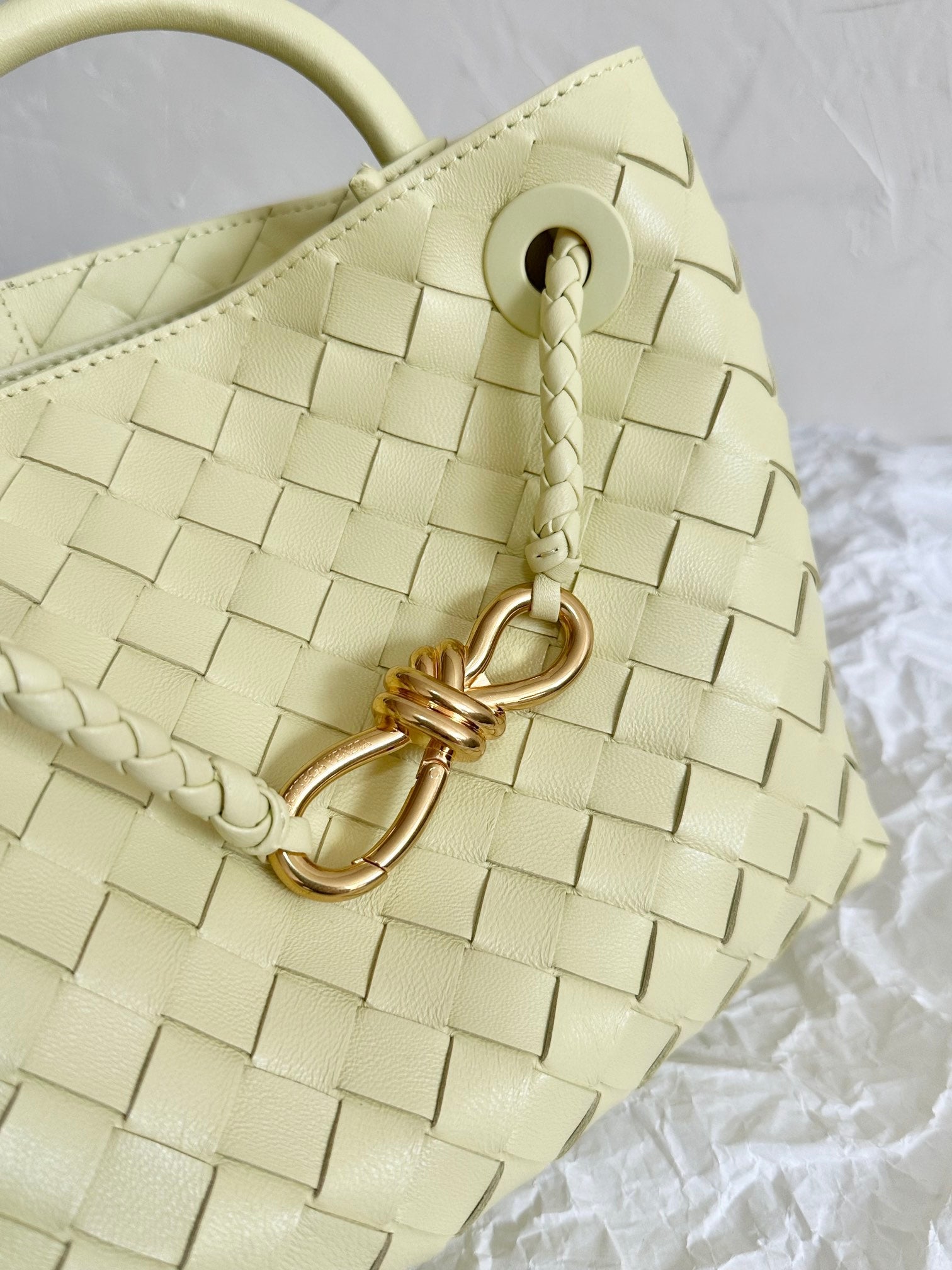 BOTTEGA VENETA SMALL ANDIAMO 25CM LIGHT YELLOW LAMBSKIN