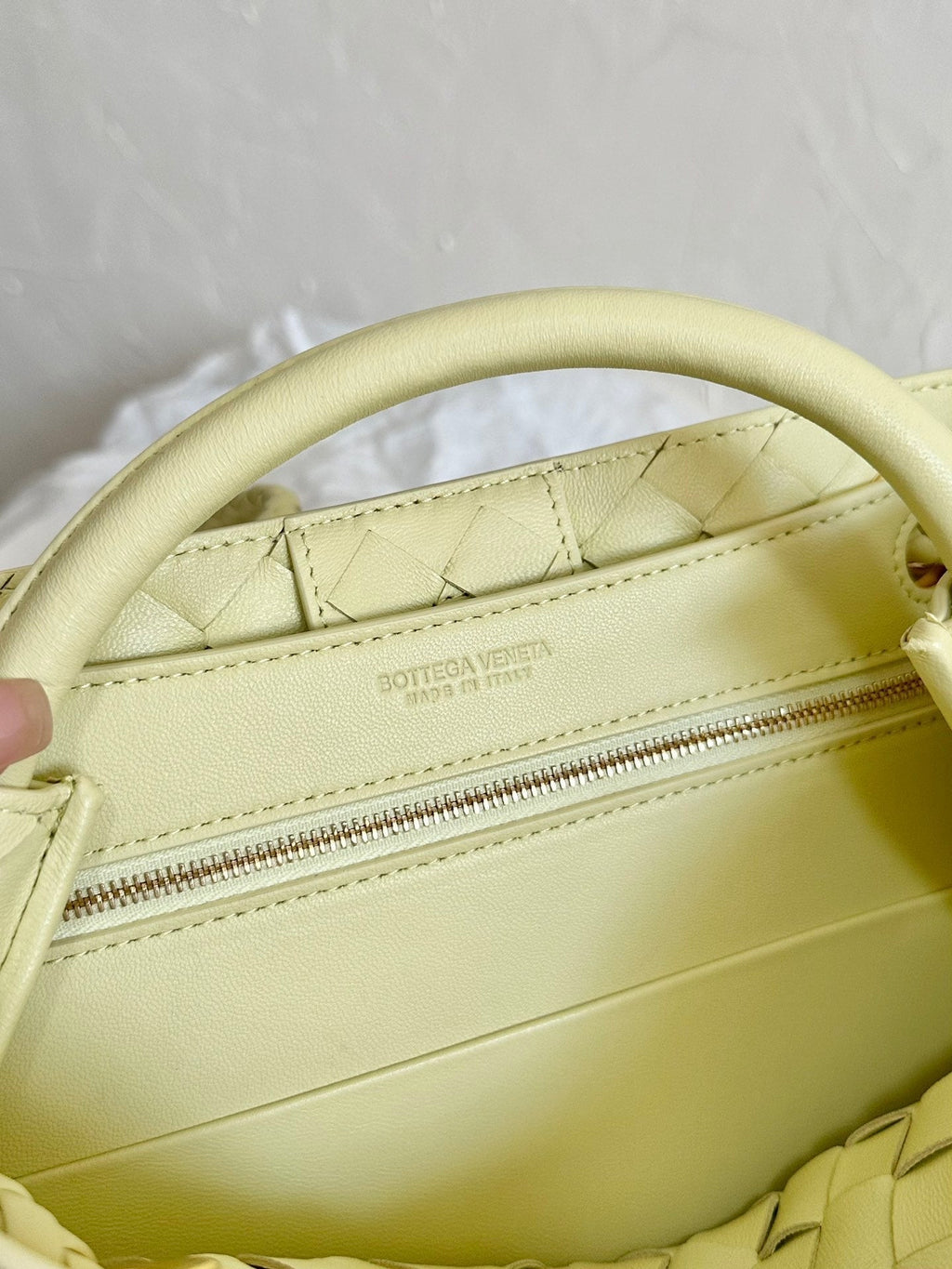 BOTTEGA VENETA SMALL ANDIAMO 25CM LIGHT YELLOW LAMBSKIN