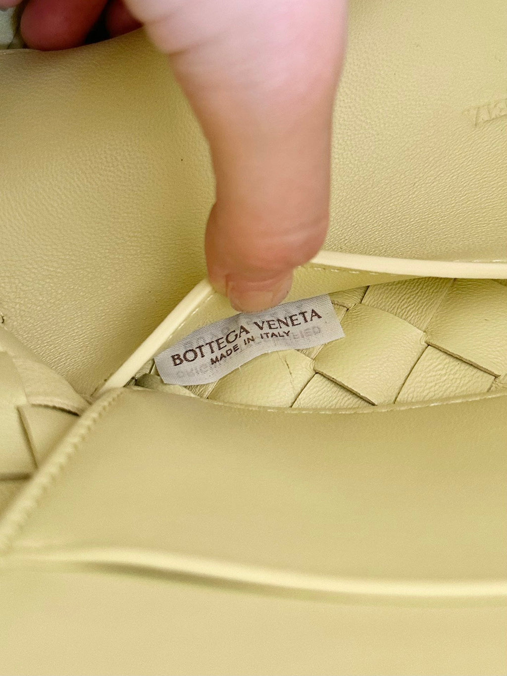 BOTTEGA VENETA SMALL ANDIAMO 25CM LIGHT YELLOW LAMBSKIN