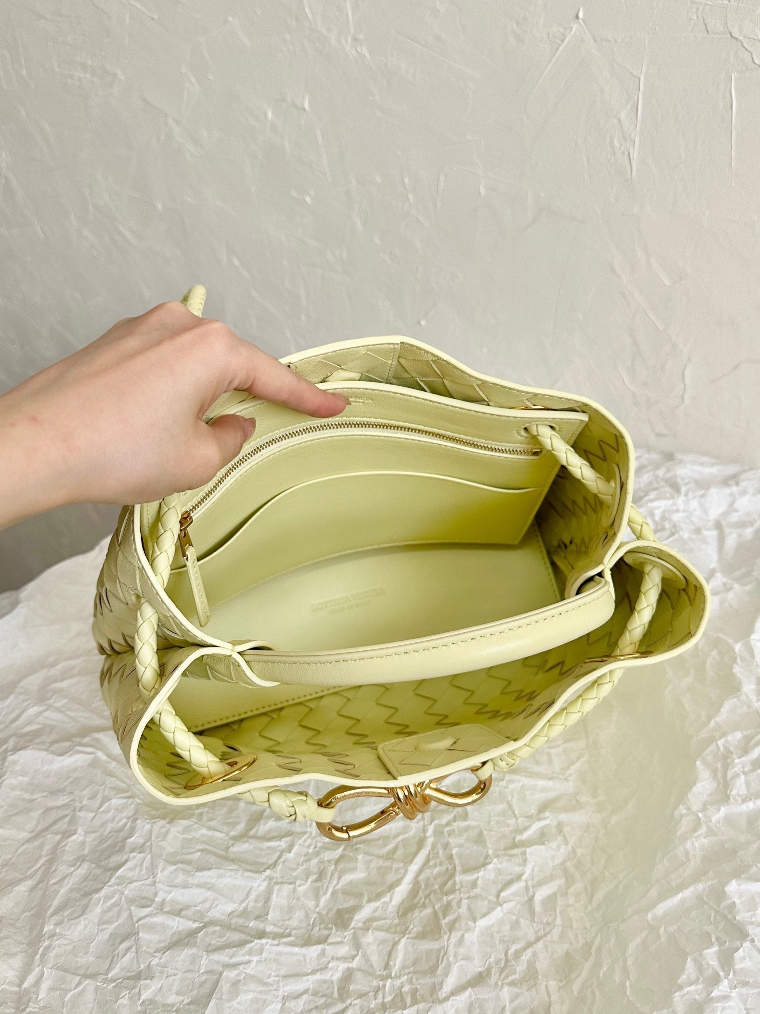 BOTTEGA VENETA SMALL ANDIAMO 25CM LIGHT YELLOW LAMBSKIN