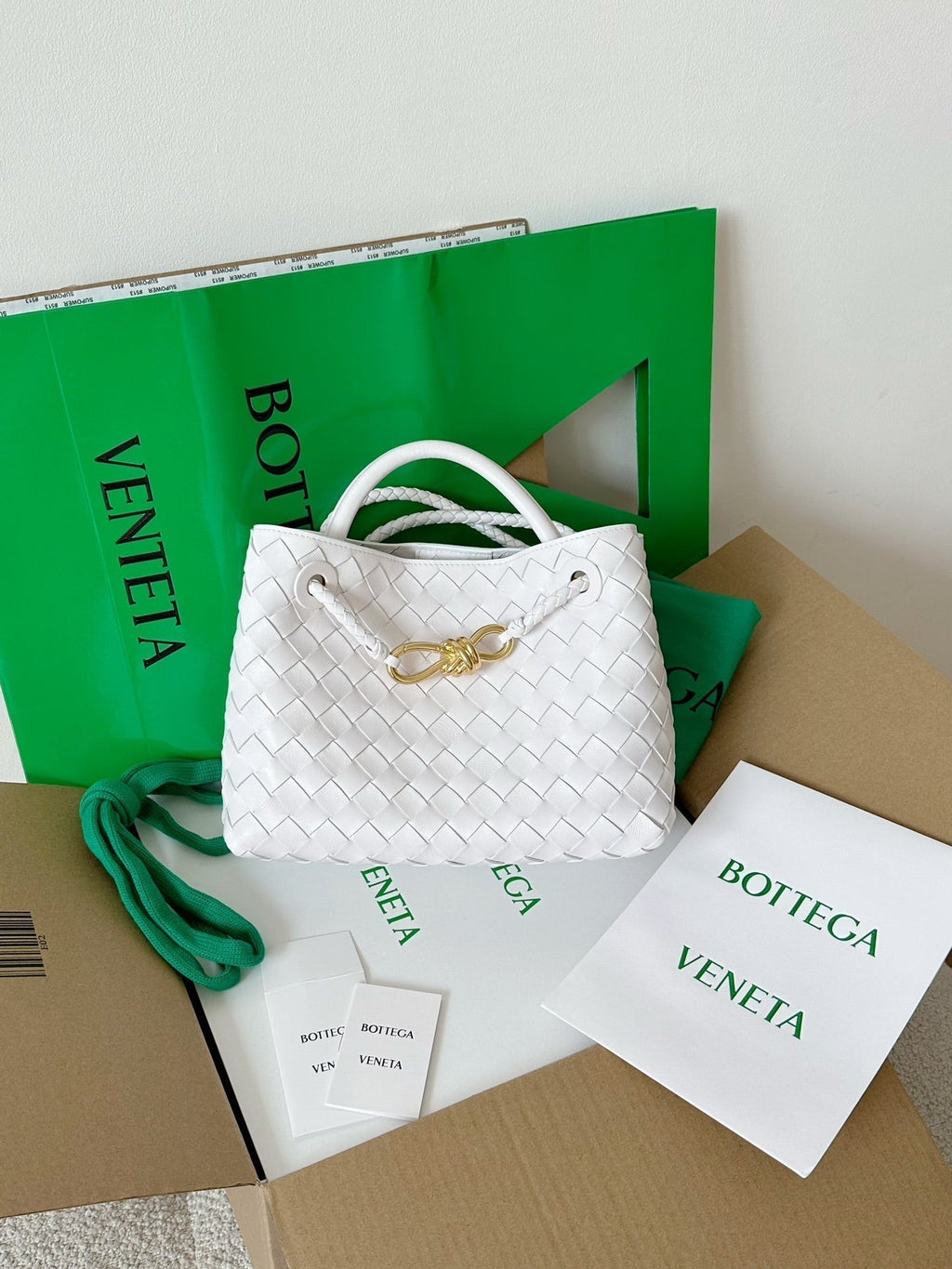 BOTTEGA VENETA SMALL ANDIAMO 25CM WHITE LAMBSKIN