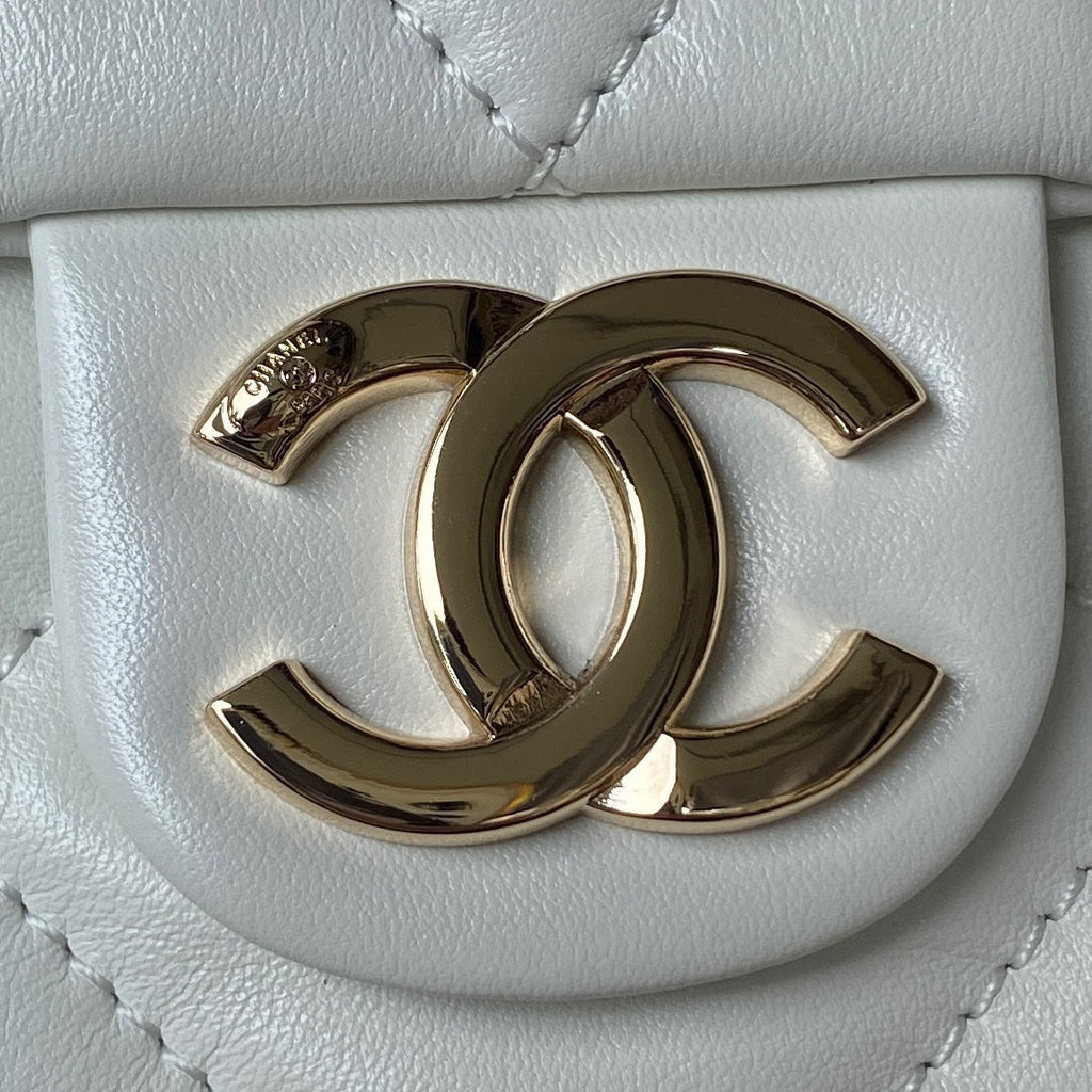 CHANEL 19 TOTE 33CM WHITE LAMBSKIN GOLD HARDWARE