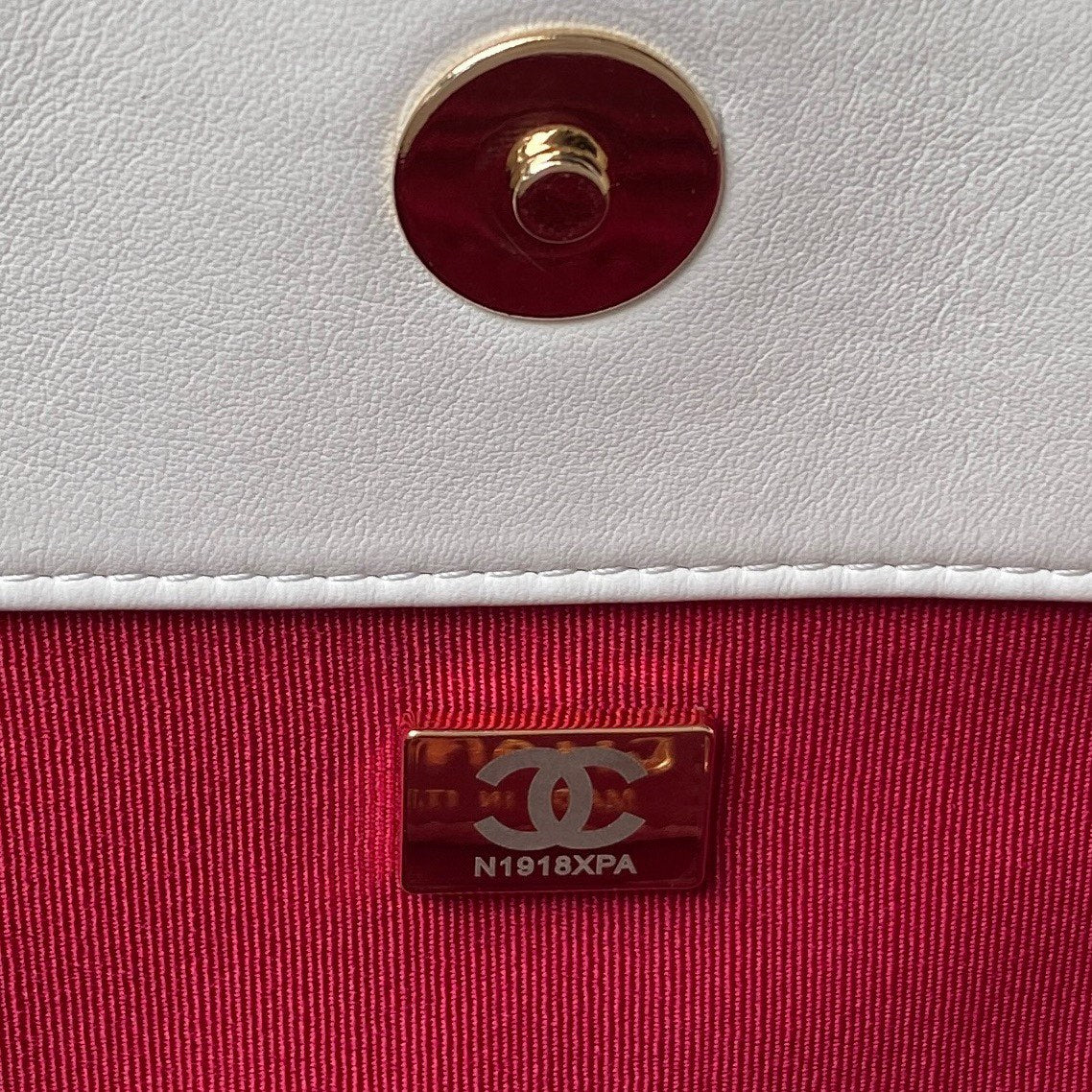 CHANEL 19 TOTE 33CM WHITE LAMBSKIN GOLD HARDWARE