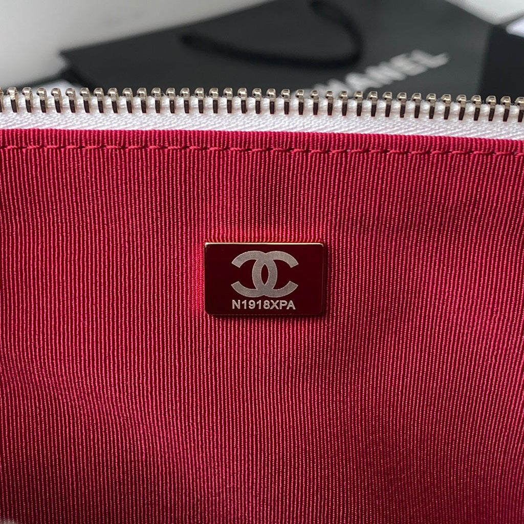 CHANEL HOBO 28CM WHITE LAMBSKIN GOLD HARDWARE