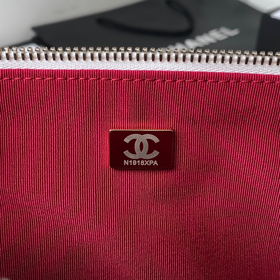 CHANEL HOBO 28CM WHITE LAMBSKIN GOLD HARDWARE