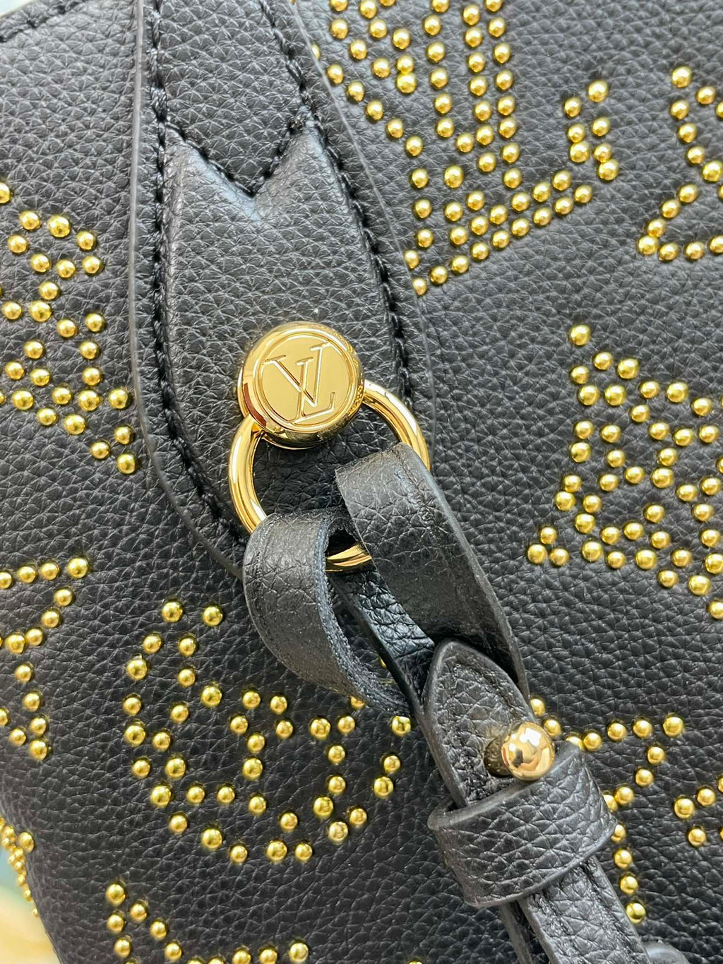 LOUIS VUITTON BLOSSOM MM 30 BLACK MAHINA CALFSKIN