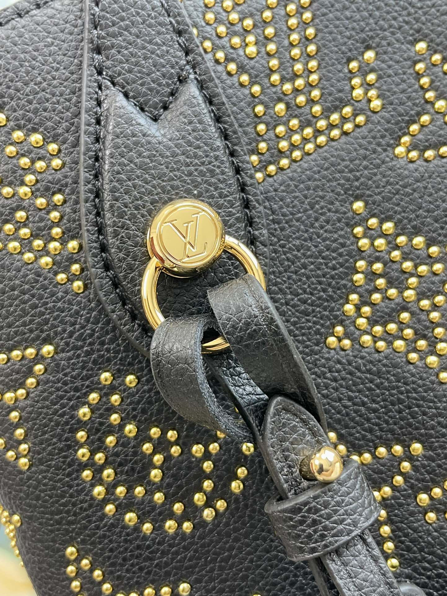 LOUIS VUITTON BLOSSOM MM 30 BLACK MAHINA CALFSKIN