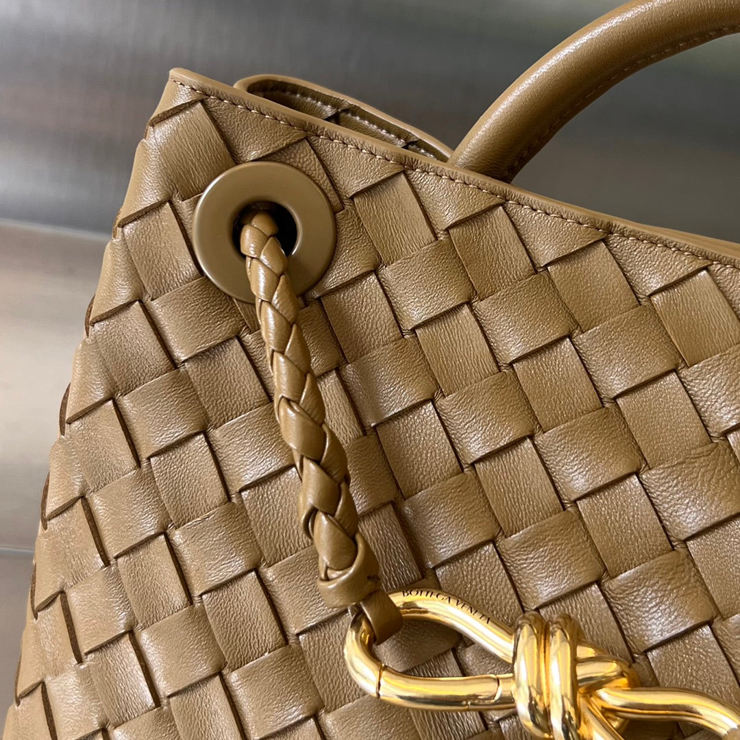 BOTTEGA VENETA SMALL ANDIAMO 25CM BROWN LAMBSKIN