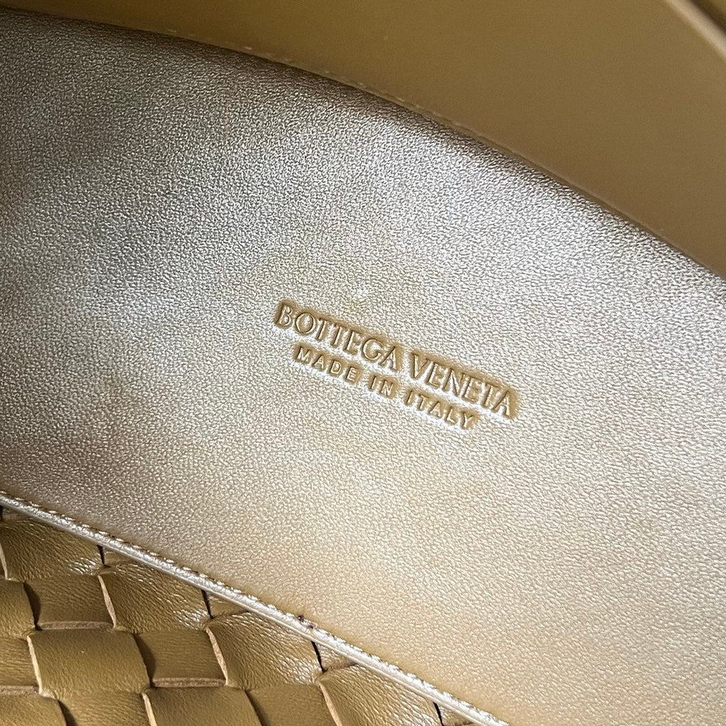 BOTTEGA VENETA SMALL ANDIAMO 25CM BROWN LAMBSKIN