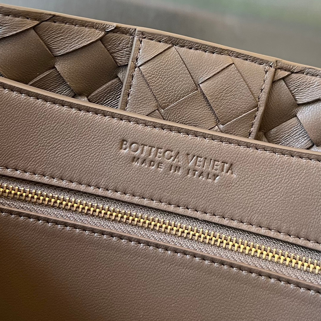 BOTTEGA VENETA MEDIUM ANDIAMO 32CM CHOCOLATE LAMBSKIN