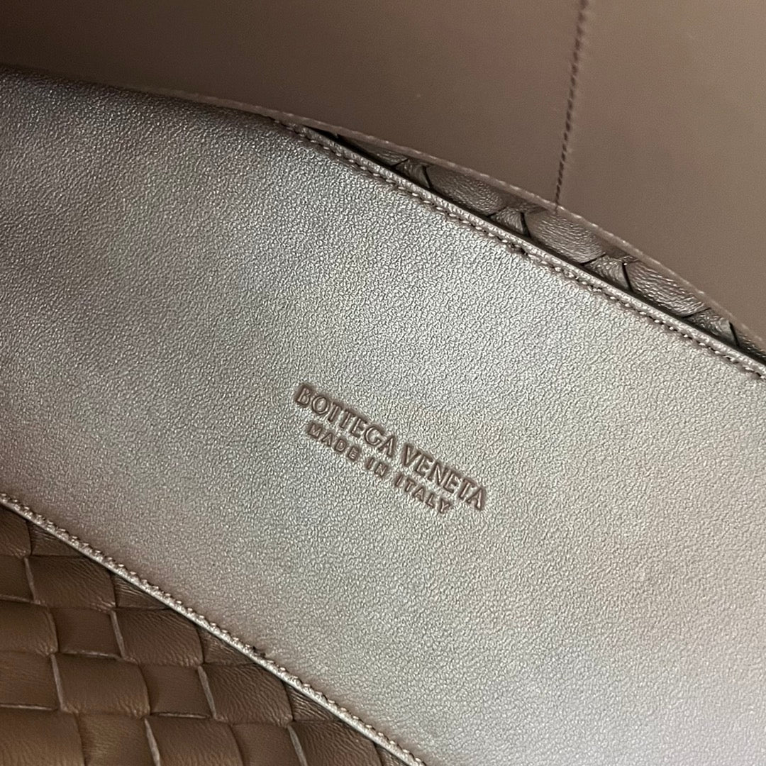 BOTTEGA VENETA MEDIUM ANDIAMO 32CM CHOCOLATE LAMBSKIN