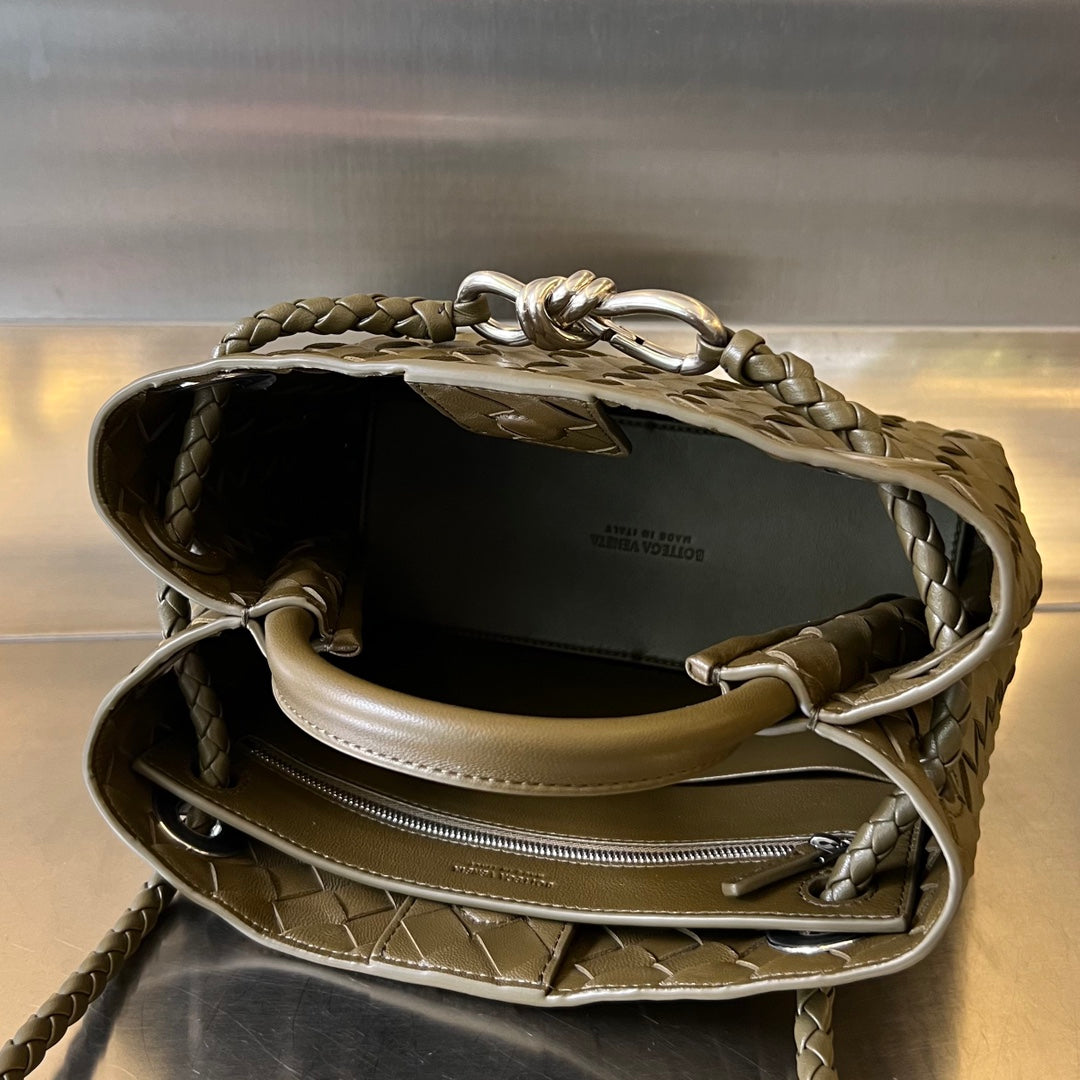 BOTTEGA VENETA SMALL ANDIAMO 25CM DARK OLIVE LAMBSKIN