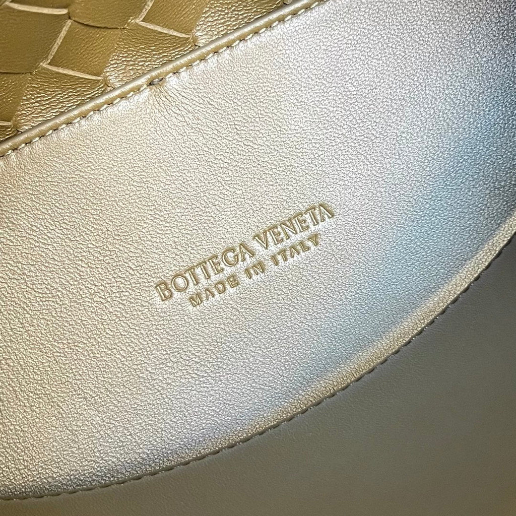 BOTTEGA VENETA SMALL ANDIAMO 25CM DARK OLIVE LAMBSKIN
