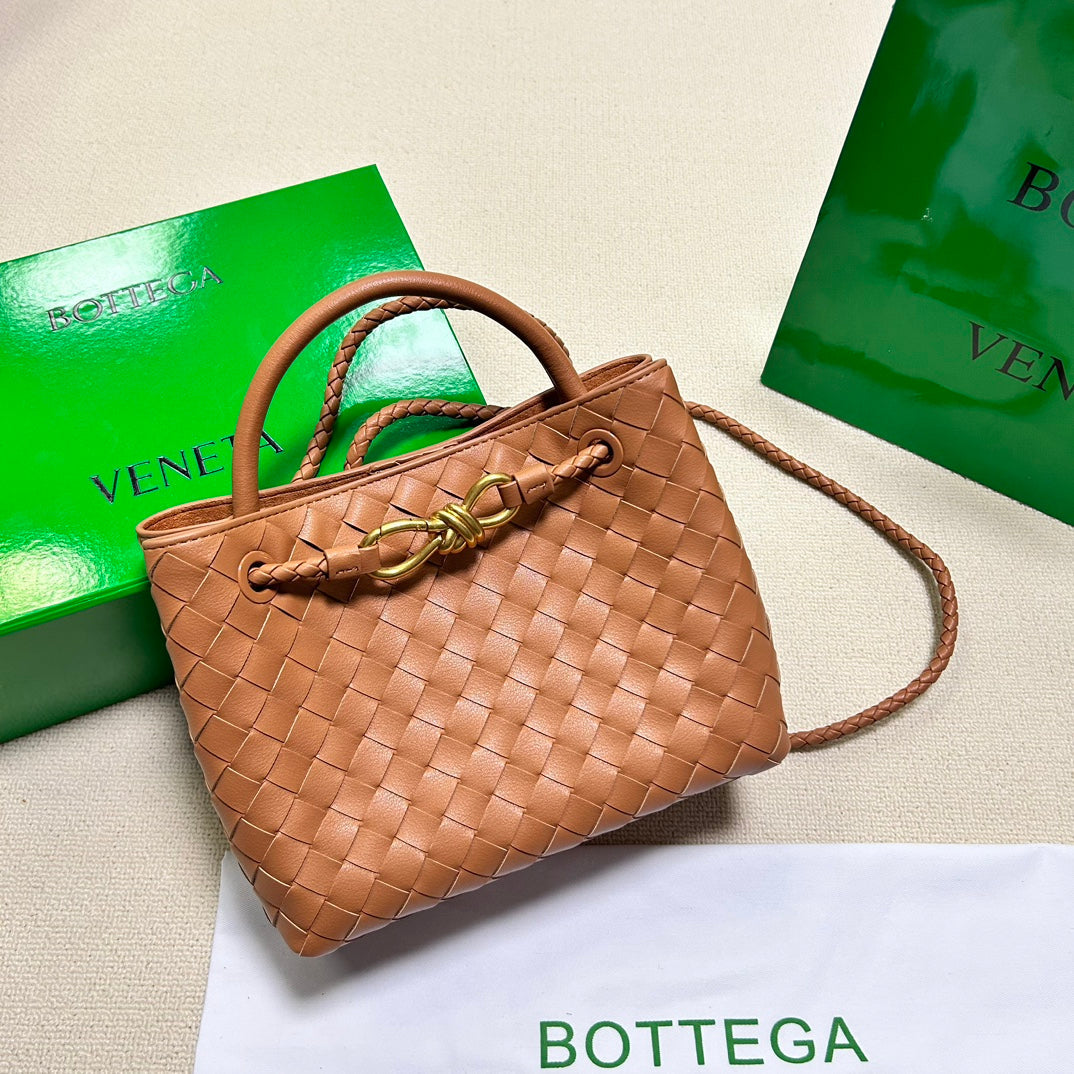 BOTTEGA VENETA SMALL ANDIAMO 25CM GOLD LAMBSKIN