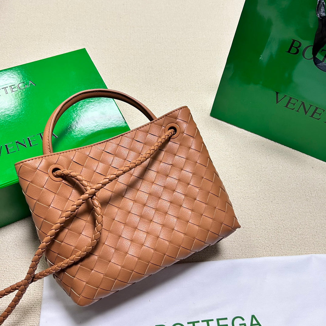 BOTTEGA VENETA SMALL ANDIAMO 25CM GOLD LAMBSKIN