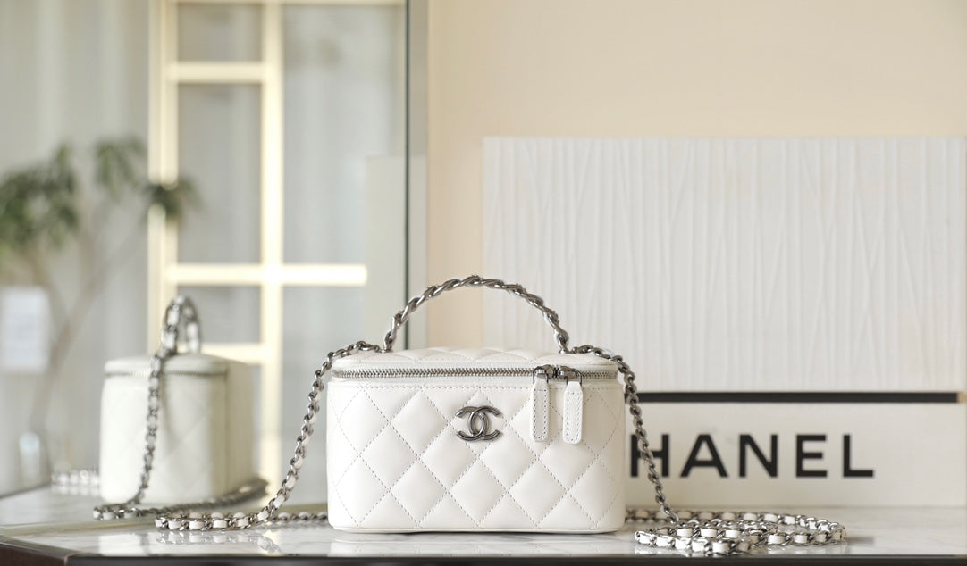 CHANEL VANITY CASE 17 WHITE LAMBSKIN SILVER HARDWARE
