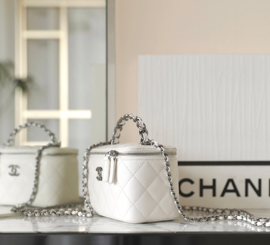 CHANEL VANITY CASE 17 WHITE LAMBSKIN SILVER HARDWARE