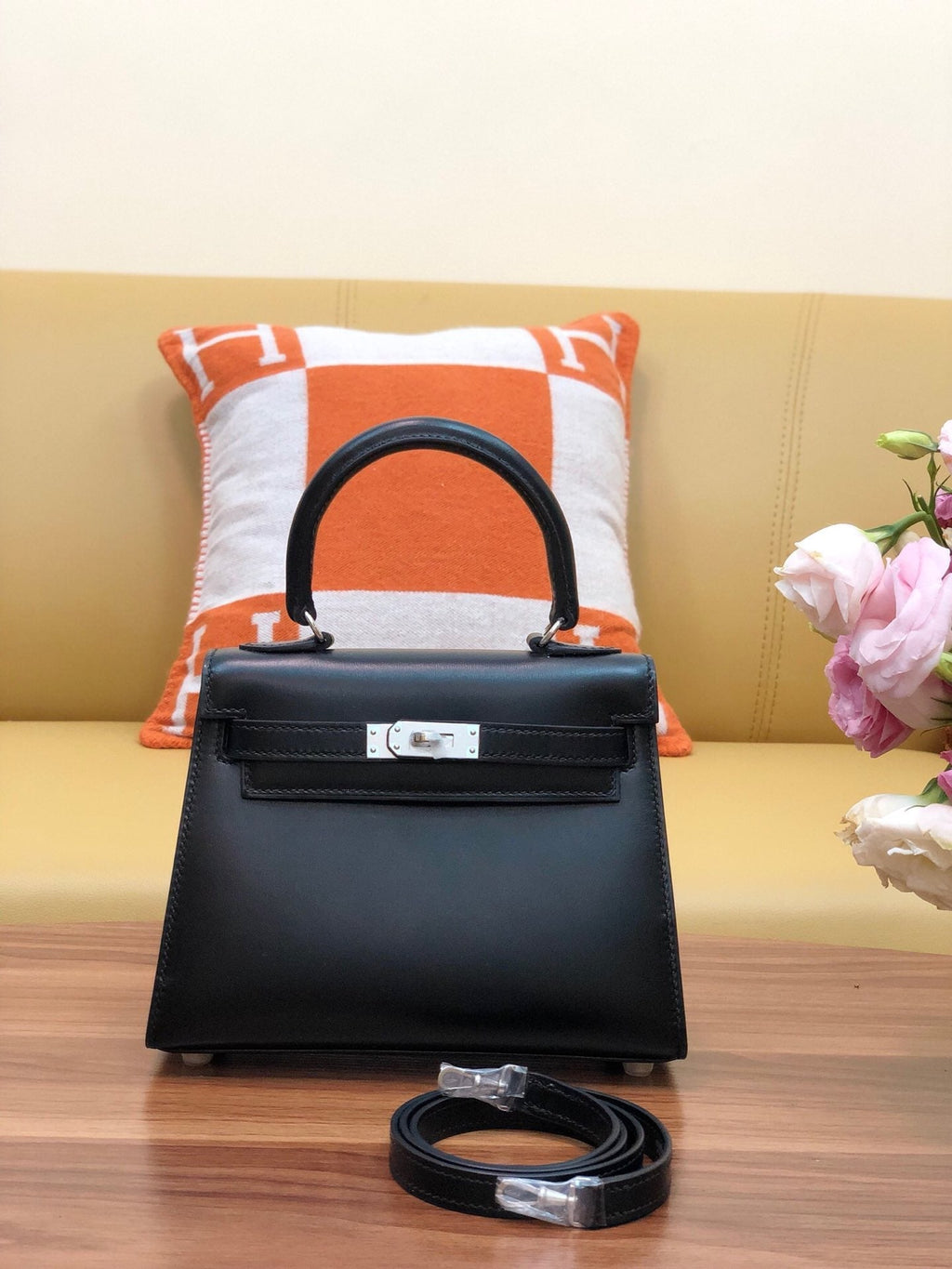 HERMES KELLY MINI 20 BAG IN BLACK SMOOTH CALFSKIN WITH SILVER HARDWARE