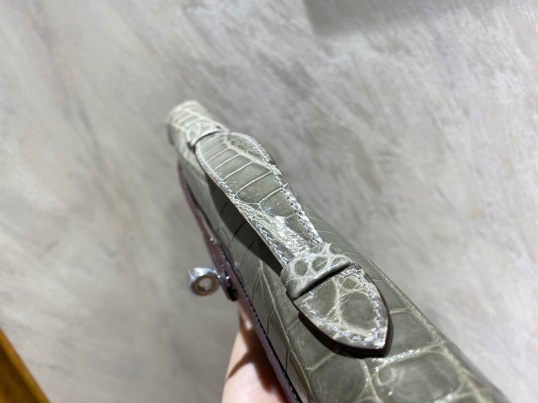 HERMES KELLY CUT 31 IN ASH GRAY SHINNY ALLIGATOR LEATHER WITH SILVER HARDWARE