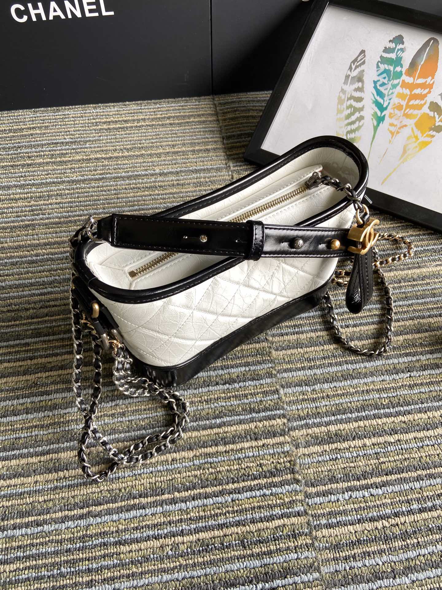 CHANEL MEDIUM 20 HOBO BAG IN WHITE MIX BLACK CALFSKIN WITH STRAP
