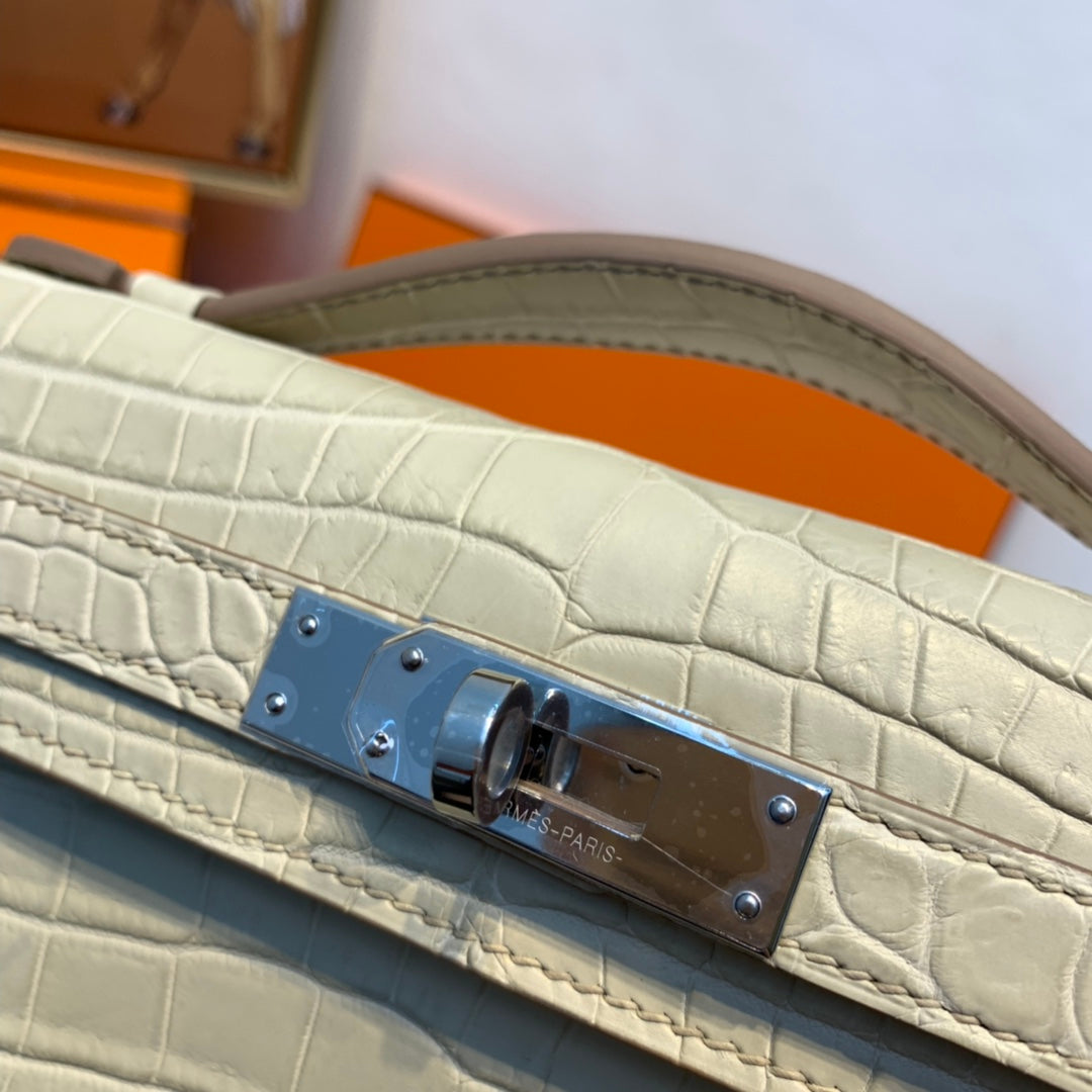 HERMES KELLY CUT 31 IN PEARL GRAY ALLIGATOR LEATHER WITH SILVER HARDWARE