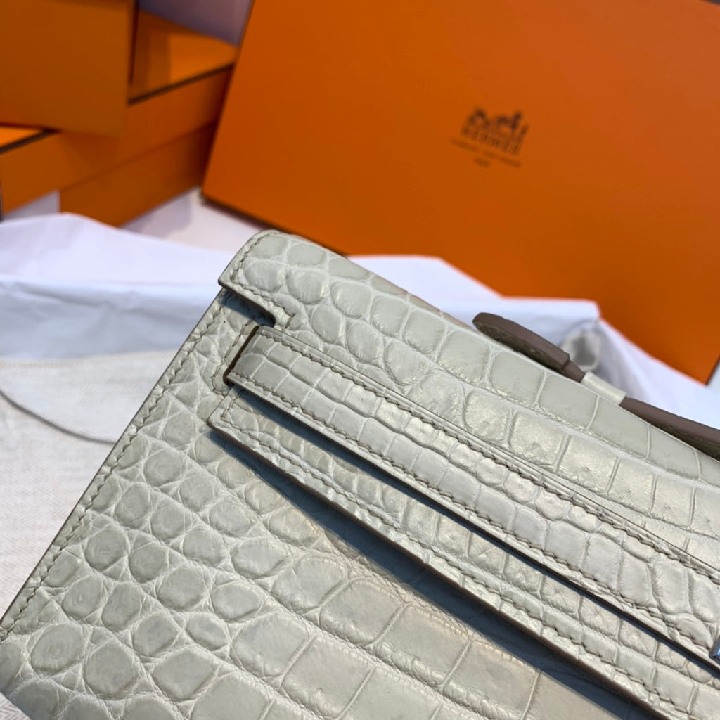 HERMES KELLY CUT 31 IN PEARL GRAY ALLIGATOR LEATHER WITH SILVER HARDWARE