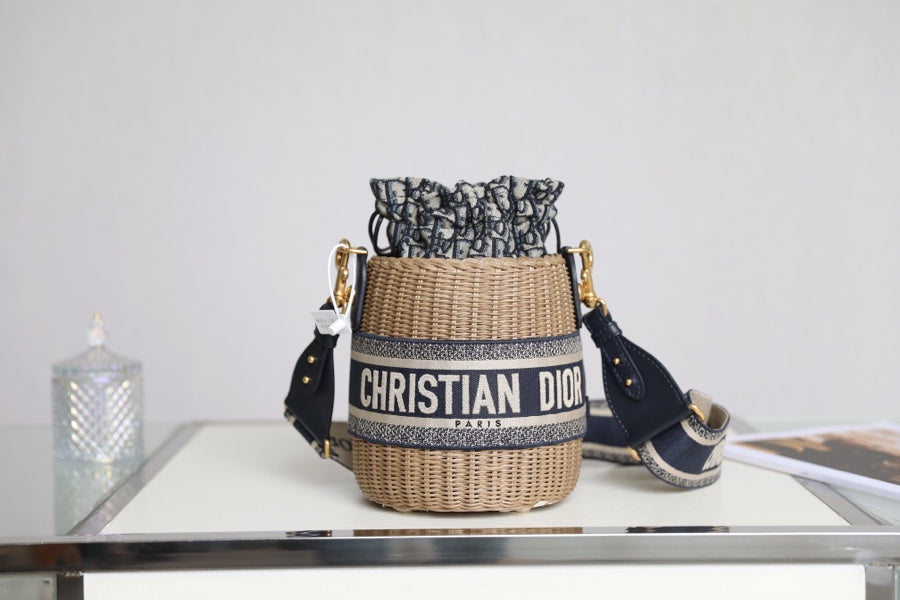 DIOR BUCKET BAG 19 IN BLACK OBLIQUE JACQUARD AND BEIGE WICKER