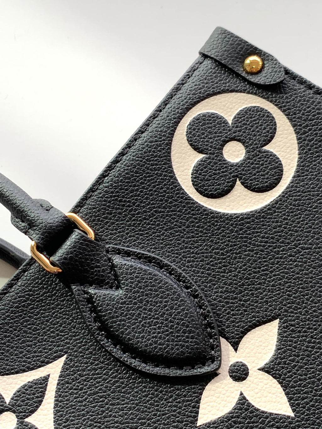 LOUIS VUITTON ONTHEGO MM 35CM BLACK WHITE