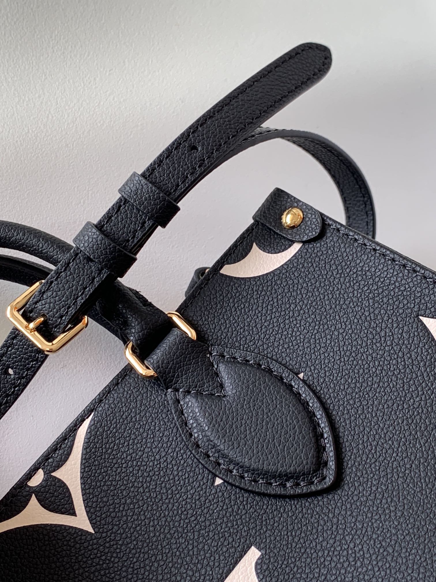 LOUIS VUITTON ONTHEGO TOTE 25 IN BLACK AND OFF WHITE MONOGRAM EMPREINTE