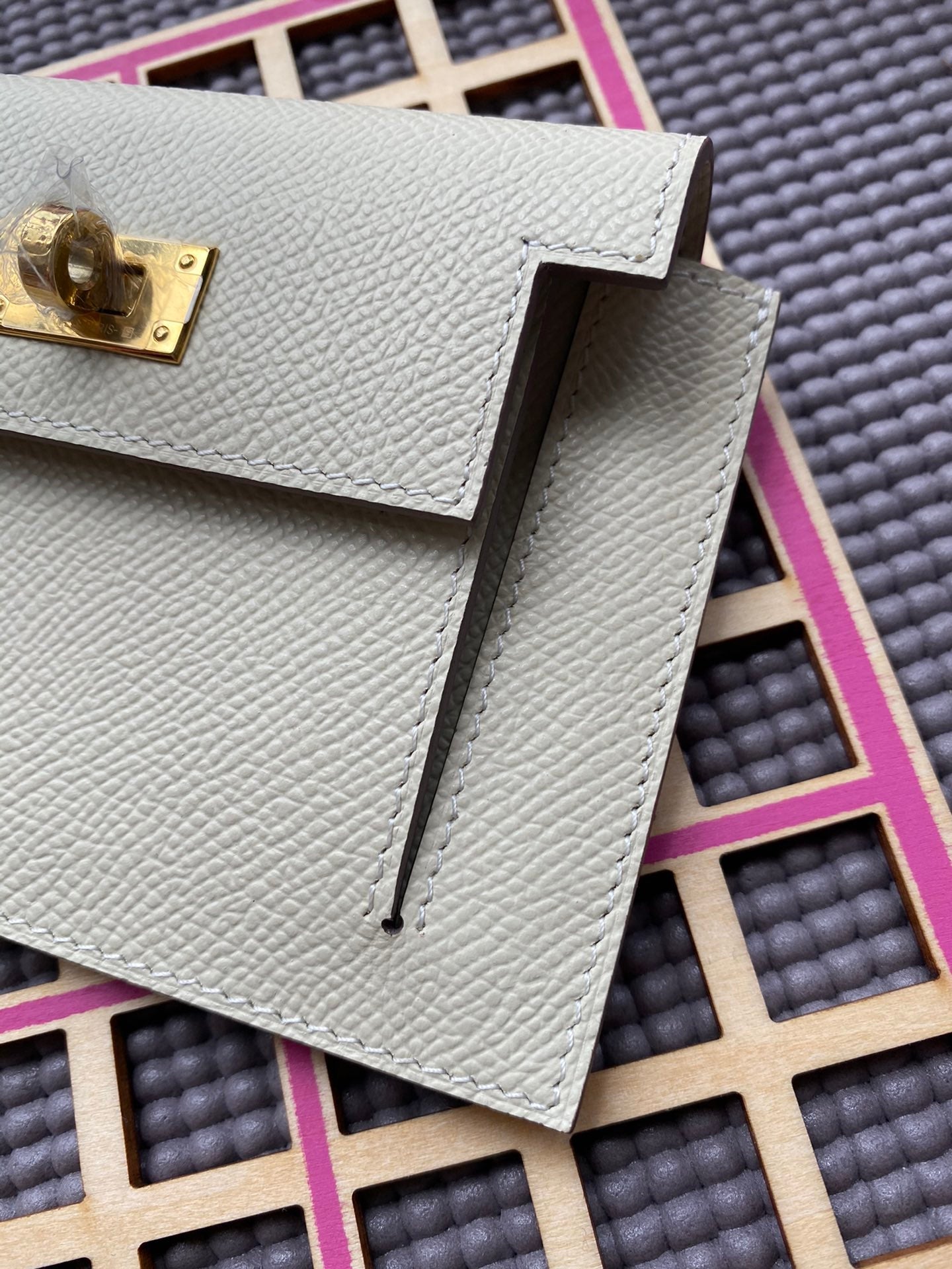 HERMES Kelly Pocket 13.5 White Epsom Ghw