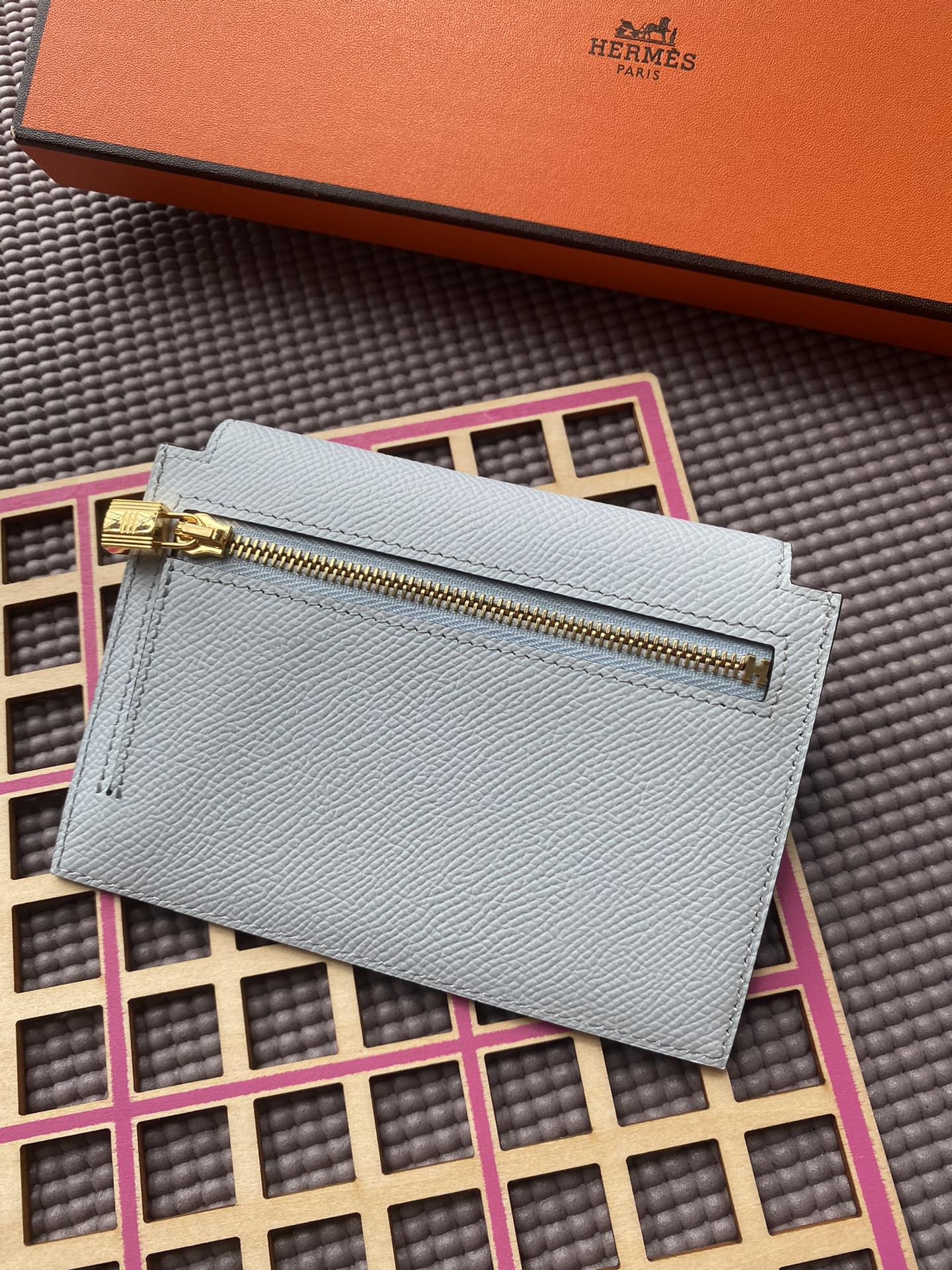HERMES Kelly Pocket 13.5 Light Grey Epsom Ghw