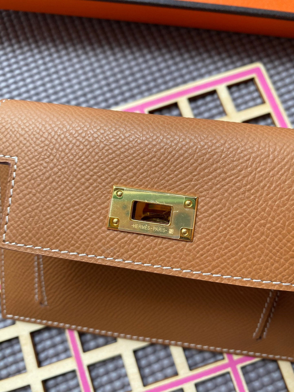 HERMES Kelly Pocket 13.5 Tan Epsom Ghw