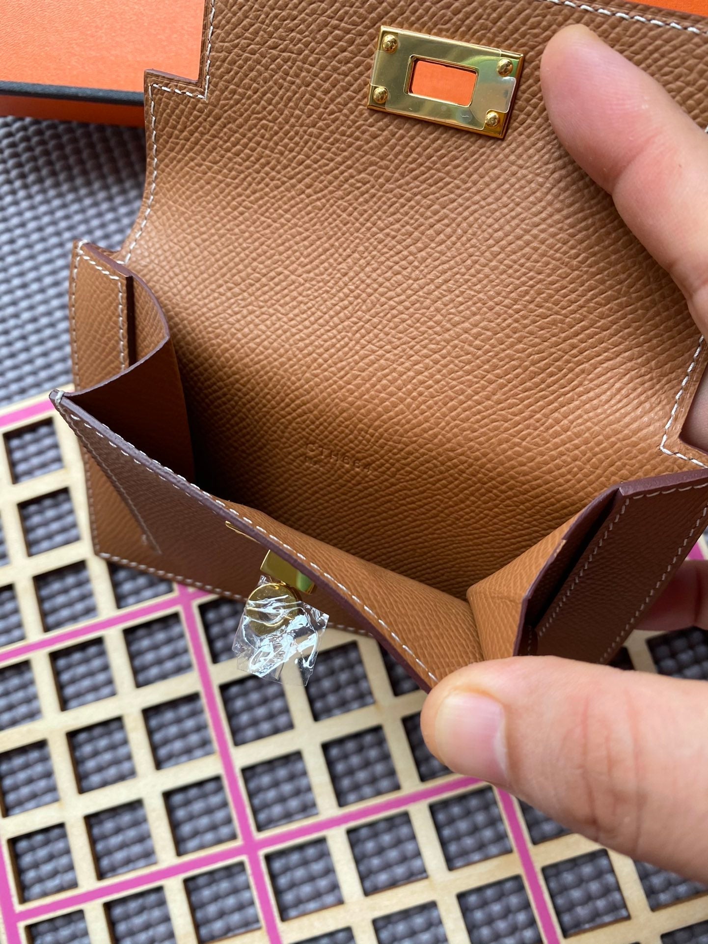 HERMES Kelly Pocket 13.5 Tan Epsom Ghw